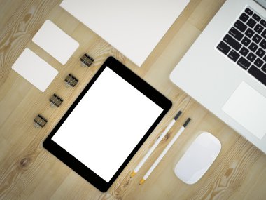 Mockup iş şablonu. Ahşap masa üzerinde öğeleri kümesi.