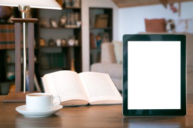 Açık kitap, tablet ve ahşap masa kahve fincan, retro görüntü filtre