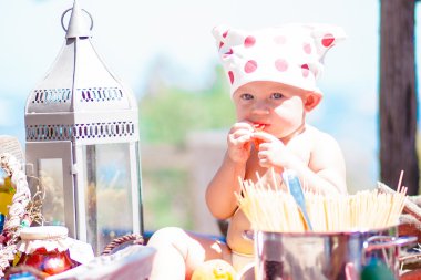 Cook mutlu çocuklar. Açık havada oynayan komik çocuklar. Yaz tatil kavramı