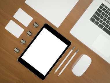 Mockup iş şablonu. Braun ahşap masa üzerinde öğeleri kümesi.