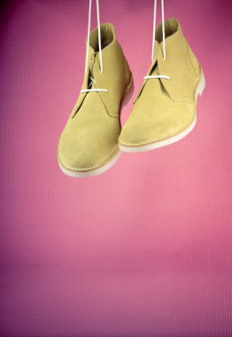 Pembe bir arka plan üzerinde yeşil Erkek Ayakkabı