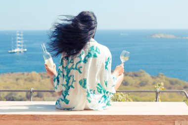 Cam şarap yüzümüzü deniz olan güzellik kadın