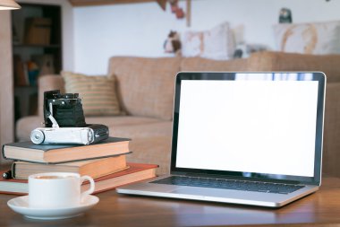 Eski kitaplar yığını, laptop ve eski fotoğraf makinesi ahşap masa üzerinde retro filtre uygulanan görüntü aç