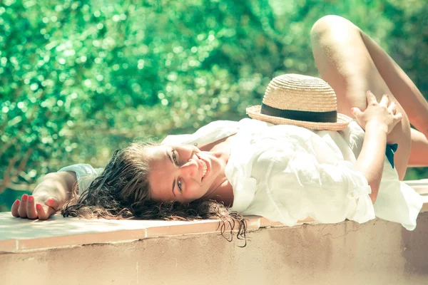 Üzerindeki yeşil yaprak güzel kız