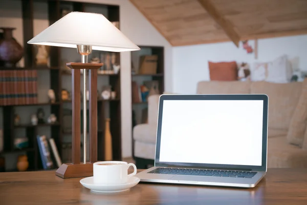 Opengeklapte laptop en cup met koffie over houten tafel, retro gefilterde afbeelding — Stockfoto