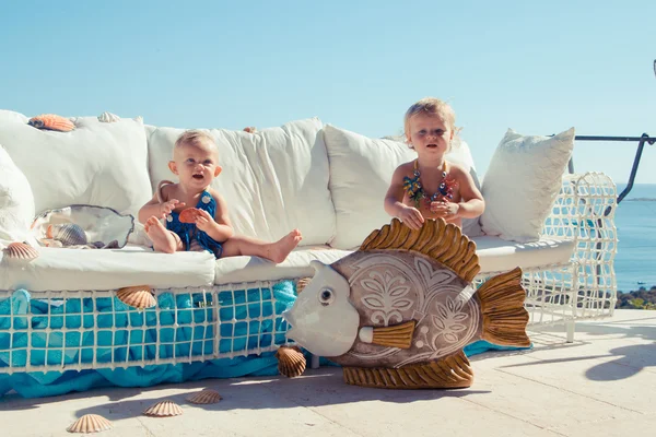Bambini felici sullo sfondo del mare. Ragazzi divertenti che giocano all'aperto. Concetto vacanza estiva — Foto Stock
