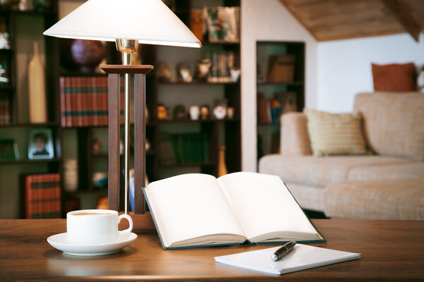 Открыть книгу и чашку с кофе над деревянным столом, ретро фильтрованное изображение
