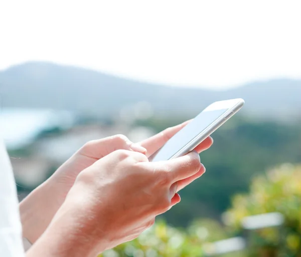 Glückliches Mädchen mit einem Telefon — Stockfoto