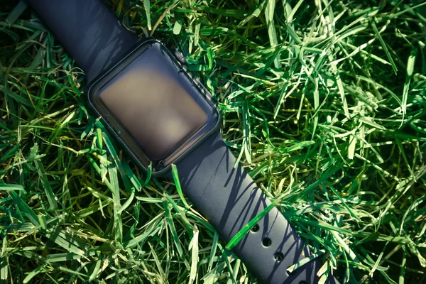 Maquette de montre Smart dans l'herbe verte . — Photo