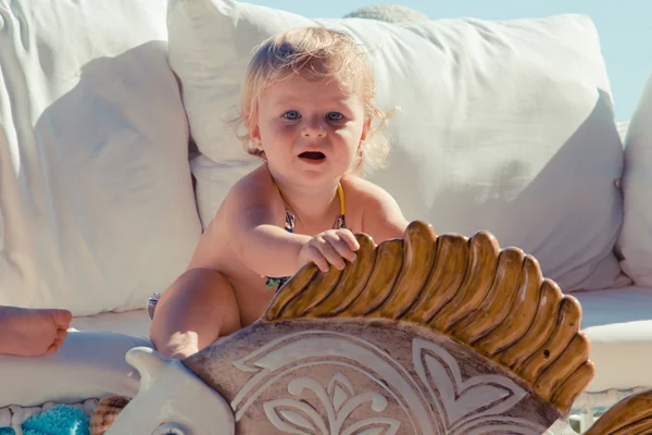 Niños felices en el fondo del mar. Niños divertidos jugando al aire libre. Concepto vacaciones de verano — Foto de Stock