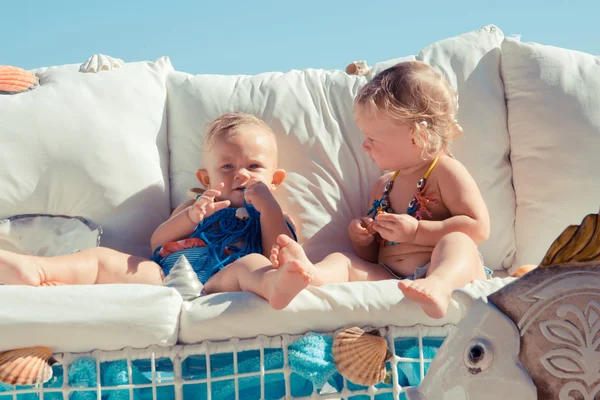 Niños felices en el fondo del mar. Niños divertidos jugando al aire libre. Concepto vacaciones de verano — Foto de Stock