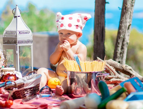 Niños felices cocinan. Niños divertidos jugando al aire libre. Concepto vacaciones de verano — Foto de Stock
