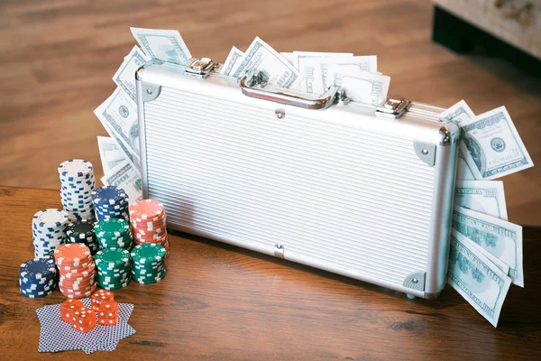 Poker definido em uma caixa metálica com muito dinheiro sobre mesa de madeira, imagem filtrada retro — Fotografia de Stock