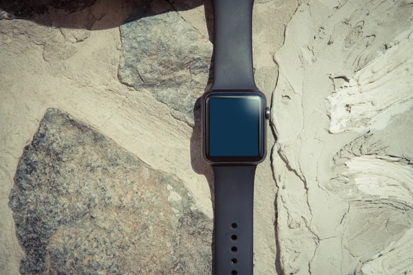 Smartwatch auf Steinhintergrund. Attrappe — Stockfoto