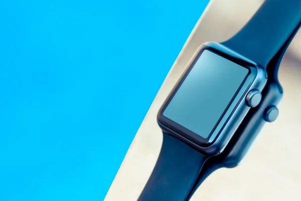 Smartwatch auf Metallhintergrund. Attrappe — Stockfoto
