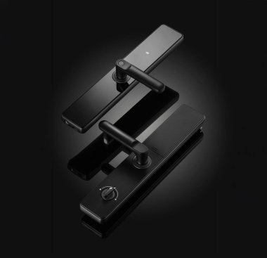 Bu gösterişli, modern kapı kolu, dokunmatik teknolojiyle elle kilitlenme mekanizmasını birleştiren siyah bir kapak içeriyor. Çağdaş evler için tasarlanmış, hem güvenliği hem de tarzı arttırır..