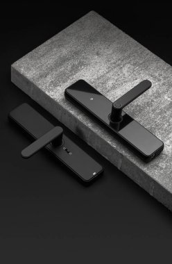 Modern bir tasarım sergilenen sert beton bir yüzeye, şık bir siyah kapı kolu yerleştirilir. Şık çizgiler ve zarif bitiriş modern işçiliğin altını çiziyor.