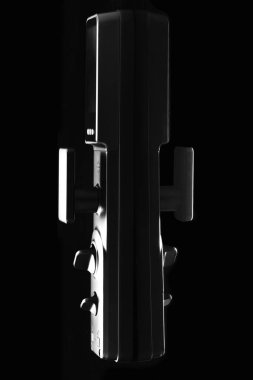 Bu kule hoparlörü, oturma odalarında veya eğlence alanlarında ses deneyimlerini geliştirmek için mükemmel, parlak şekilli şık bir siyah dizayn içeriyor..