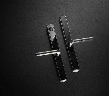 İki çağdaş kapı kilidi karanlık bir yüzeye yerleştiriliyor ve şık tasarımlarını ve işlevselliklerini sergiliyorlar. Her binada güvenliği arttırmak için ideal..