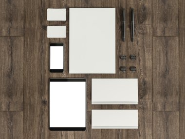 Ahşap masa üzerinde mockup öğeleri kümesi. Mockup iş şablonu