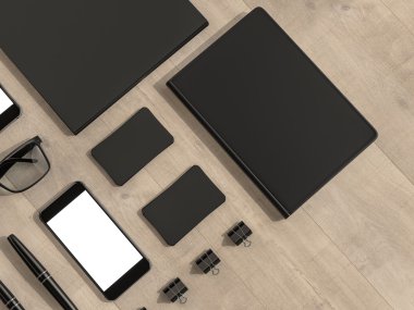 Ahşap masa üzerinde mockup öğeleri kümesi. Mockup iş şablonu