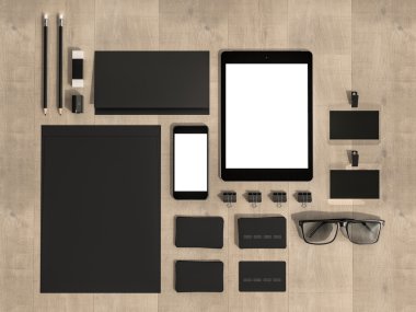 Ahşap masa üzerinde mockup öğeleri kümesi. Mockup iş şablonu