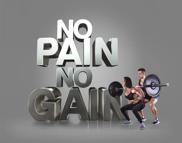 Sportovní mladý muž a žena krásy Zvedací tyč na šedé pozadí motivační fitness fráze — Stock fotografie
