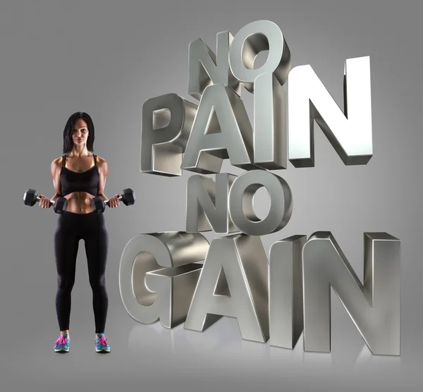 Спортивная женщина держит гантели на заднем плане мотивационные фитнес-фразы — стоковое фото