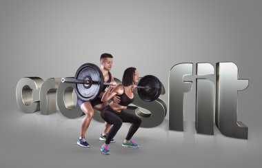 Motivasyonel fitness ifadeler arka plan atletik genç adam ve güzellik kadın bir çubuk gri üzerine kaldırma
