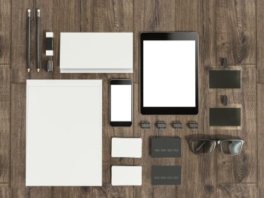 Ahşap masa üzerinde mockup öğeleri kümesi. Mockup iş şablonu