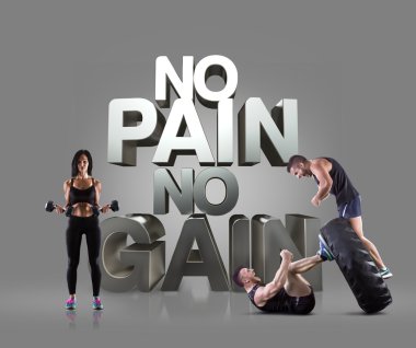 Atletik genç insanlar bir lastik gri arka plan motivasyonel fitness öbekleri üzerinde kaldırma