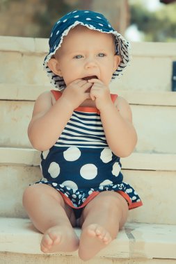 Merdiven sokakta oturan sevimli küçük kız