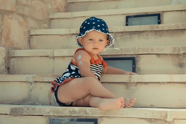Carina bambina seduta sulle scale in strada — Foto Stock