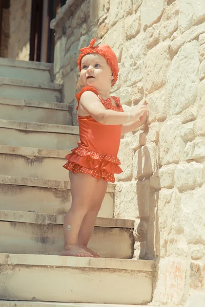 Carina bambina seduta sulle scale in strada — Foto Stock