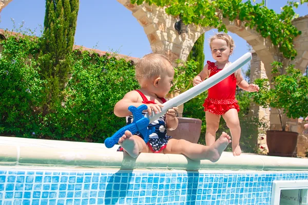 Niños felices jugando en la piscina — Foto de Stock