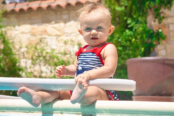 Niño feliz jugando en la piscina — Foto de Stock