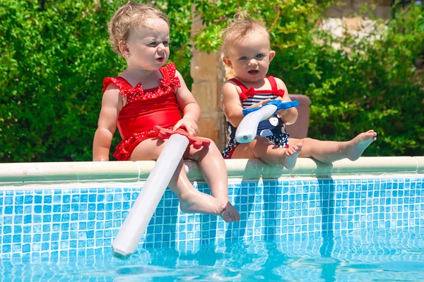 Šťastné děti hrající si v bazénu — Stock fotografie