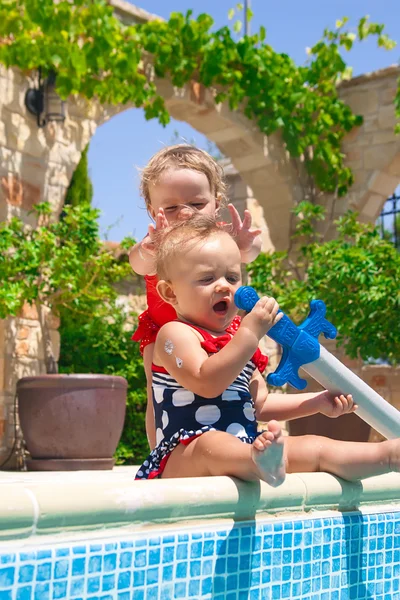 Niños felices jugando en la piscina — Foto de Stock