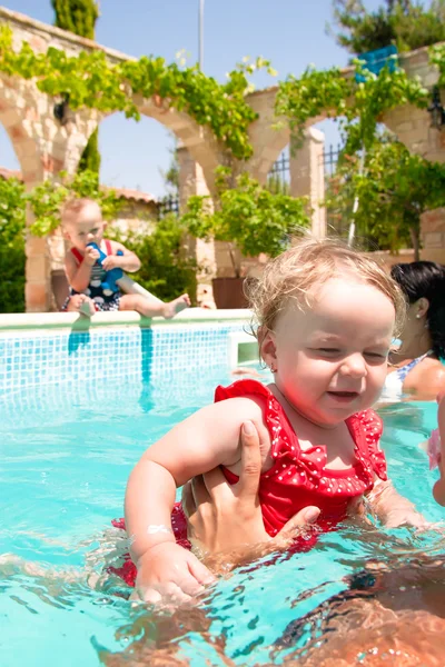 Niños felices jugando en la piscina — Foto de Stock