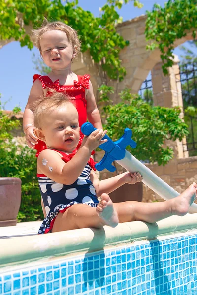 Niños felices jugando en la piscina — Foto de Stock