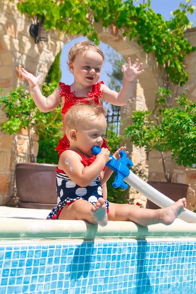 Niños felices jugando en la piscina — Foto de Stock