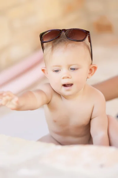 Imagen del bebé jugando al aire libre, amor y concepto de felicidad — Foto de Stock