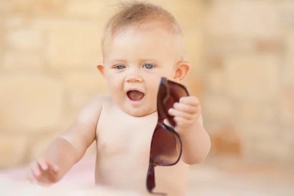 Imagem do bebê brincando ao ar livre, amor e conceito de felicidade — Fotografia de Stock