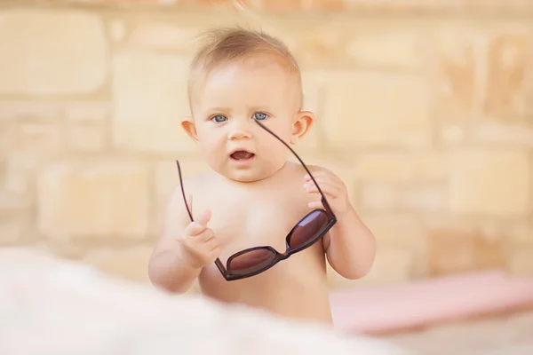 Imagem do bebê brincando ao ar livre, amor e conceito de felicidade — Fotografia de Stock