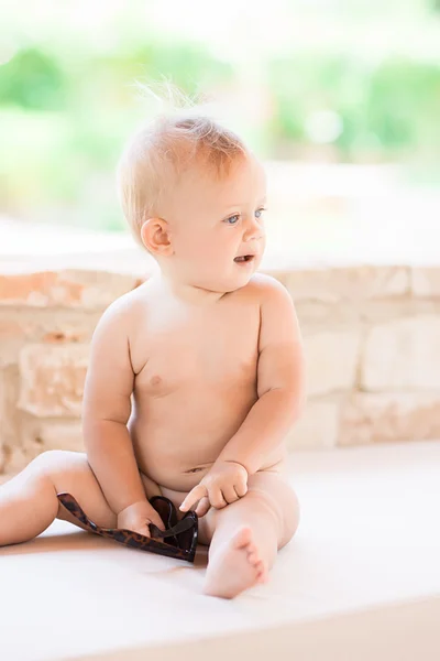 Imagem do bebê brincando ao ar livre, amor e conceito de felicidade — Fotografia de Stock