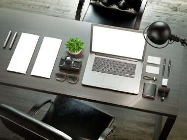 Ahşap masa üzerinde mockup öğeleri kümesi. Tasarım şablonu
