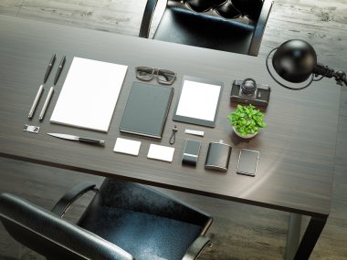 Ahşap masa üzerinde mockup öğeleri kümesi. Tasarım şablonu