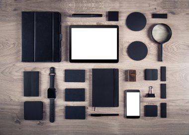 Mockup marka siyah. Set üzerinde ahşap arka plan.