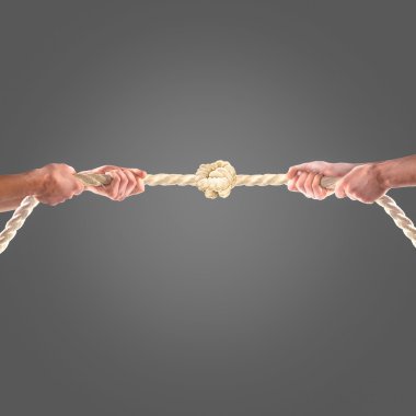 Siyah arka plan üzerine ip çekerek insanların elinde. Rekabet kavramı