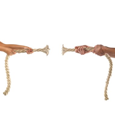 Beyaz arka plan üzerinde ip çekerek insanların elinde. Rekabet kavramı